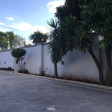 Aluve Guesthouse โจฮันเนสเบิร์ก ภายนอก รูปภาพ