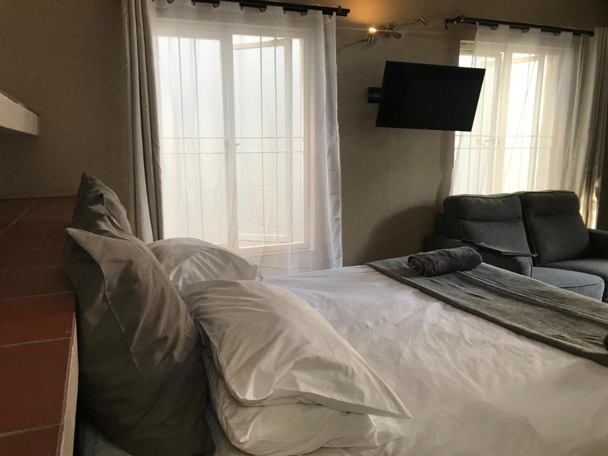 Aluve Guesthouse โจฮันเนสเบิร์ก ภายนอก รูปภาพ