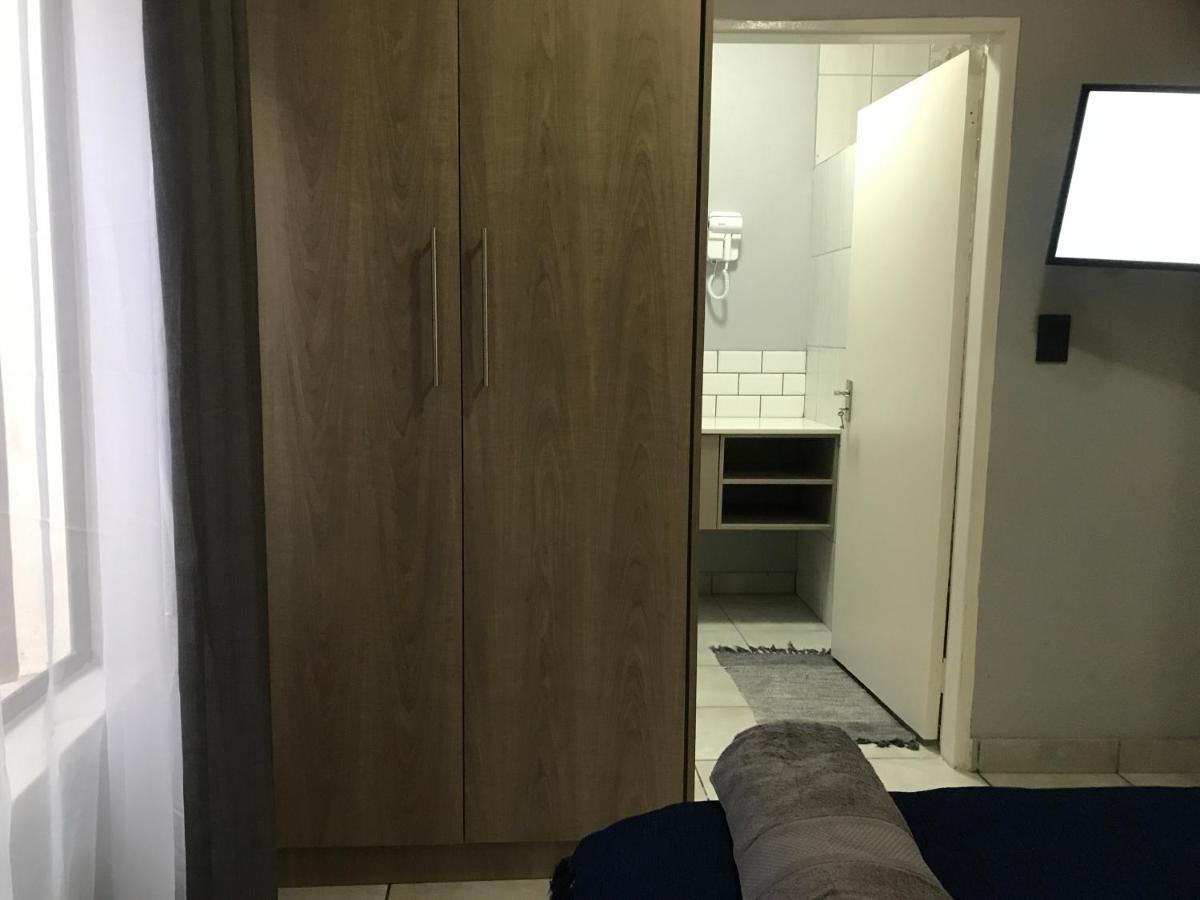 Aluve Guesthouse โจฮันเนสเบิร์ก ภายนอก รูปภาพ
